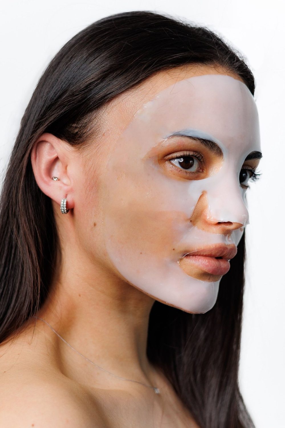 Femeie cu masca de colagen hidrogel Doctor X HydroGlow pe față